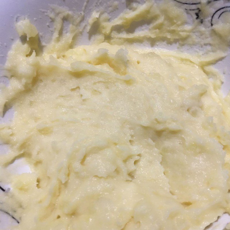Step 2 Mix the potatoes with flour Fried potato cake