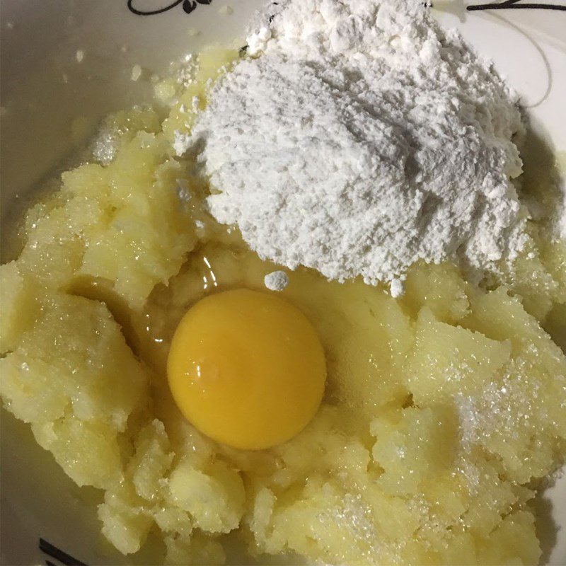 Step 2 Mix the potatoes with flour Fried potato cake