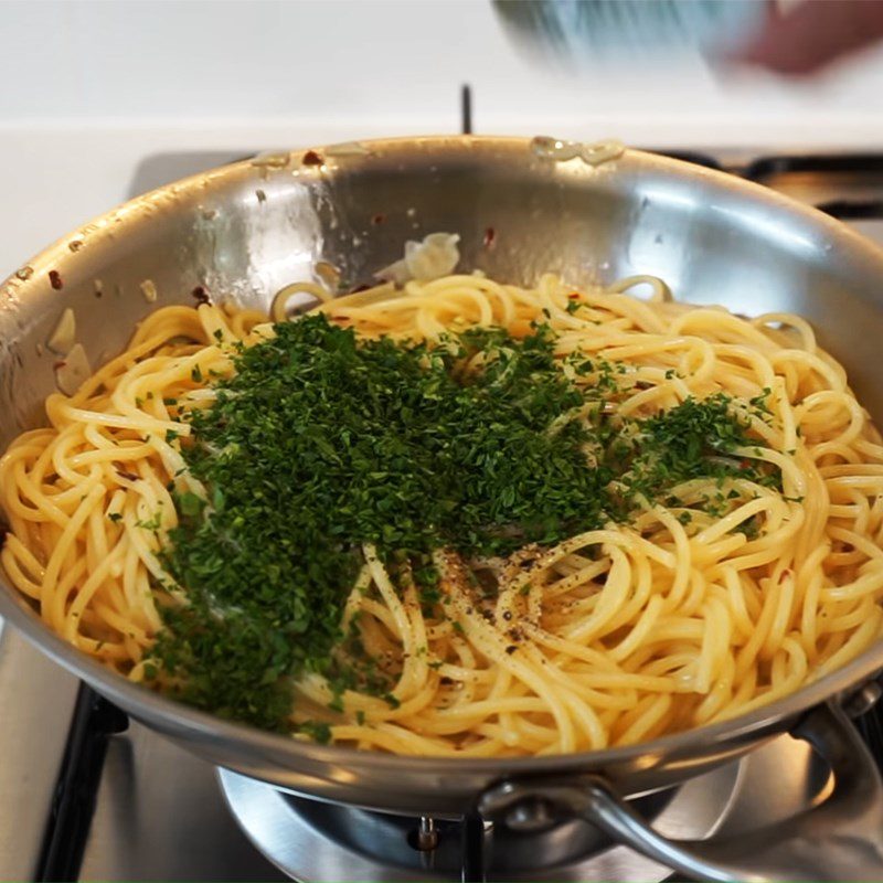 Step 3 Mix spaghetti Aglio e Olio - Traditional Spaghetti Aglio e Olio