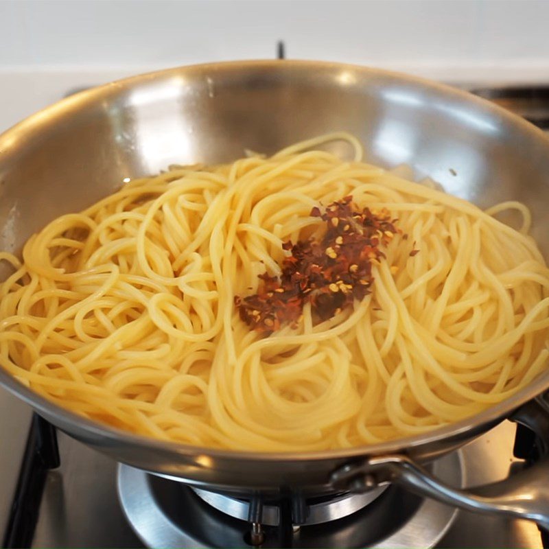 Step 3 Mixing the Pasta Traditional Garlic Oil Spaghetti Aglio e Olio