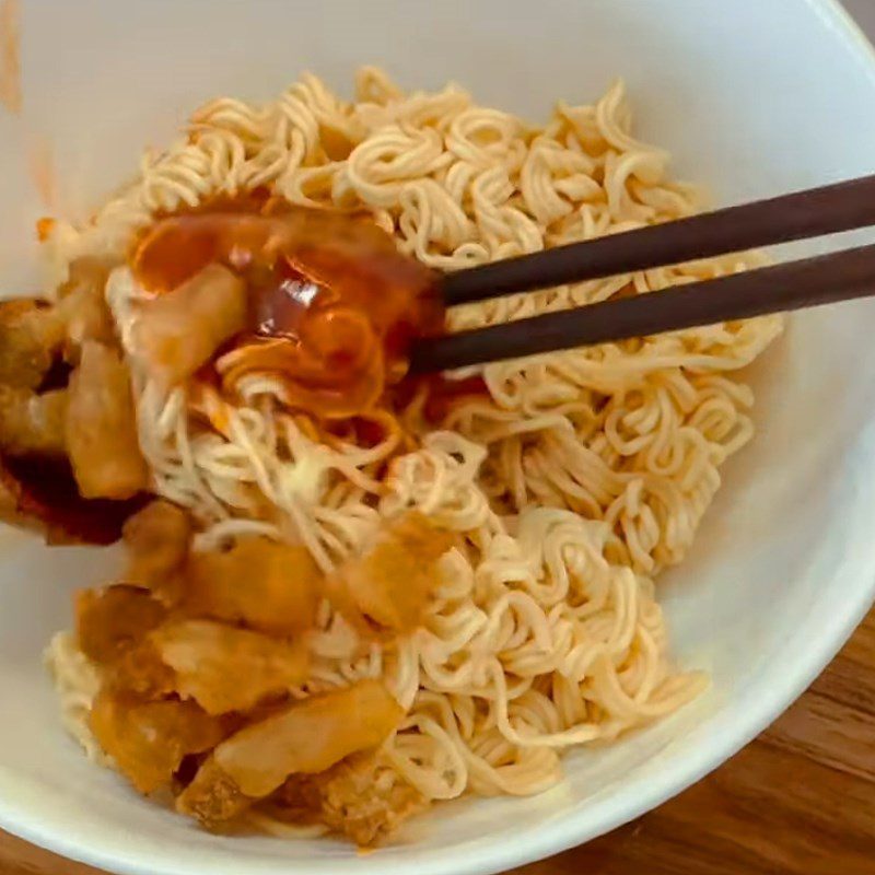 Step 4 Mix the noodles with the sauce Spicy noodle salad