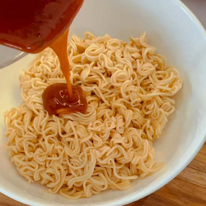 Step 4 Mix the noodles with the sauce Spicy noodle salad