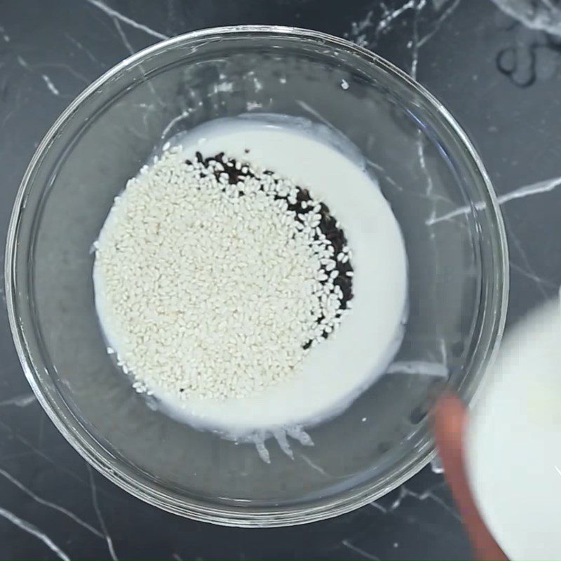 Step 2 Mix black bean sticky rice with coconut milk Black bean sticky rice - black glutinous rice