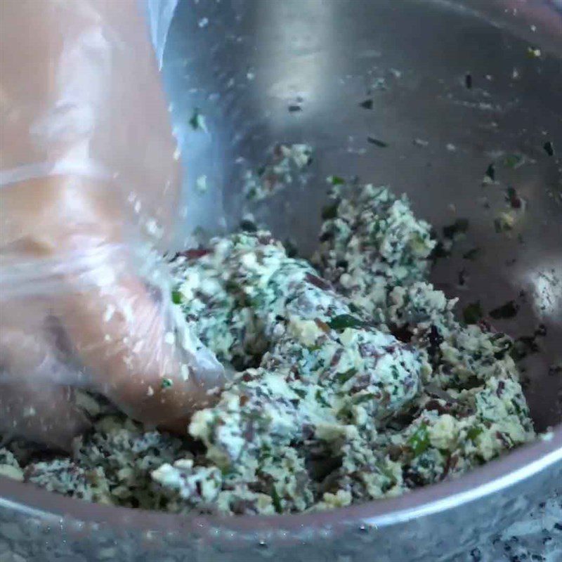 Step 2 Mix the filling for vegetarian pepper leaf rolls