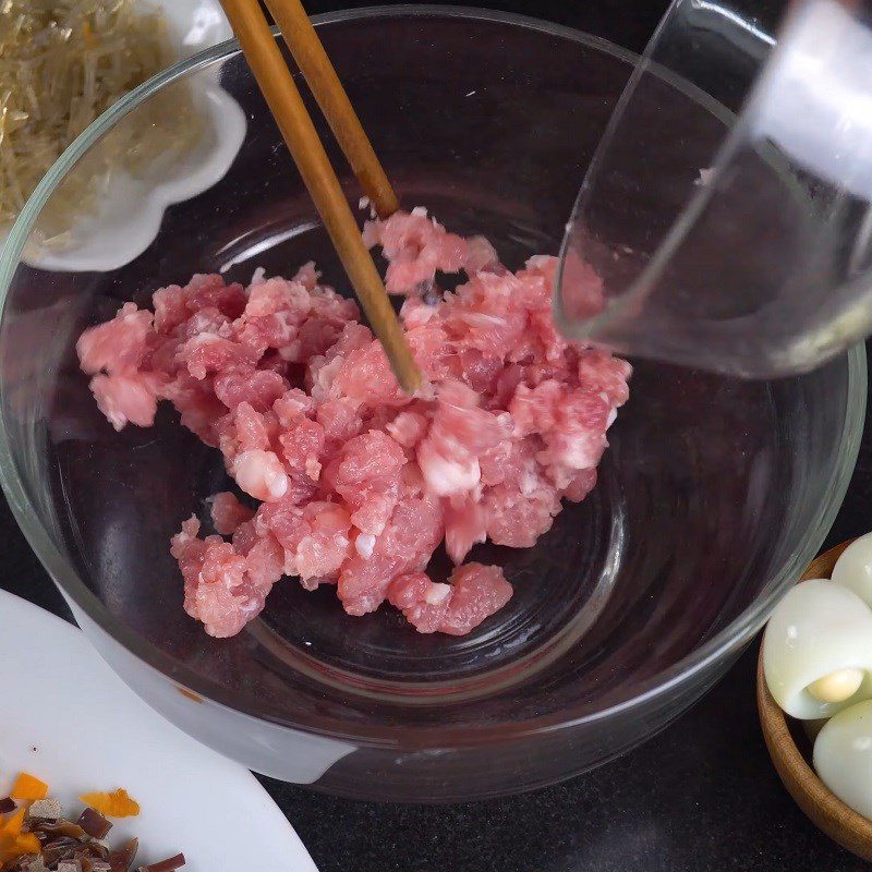 Step 2 Mix the filling for the fried dumplings with meat using an air fryer