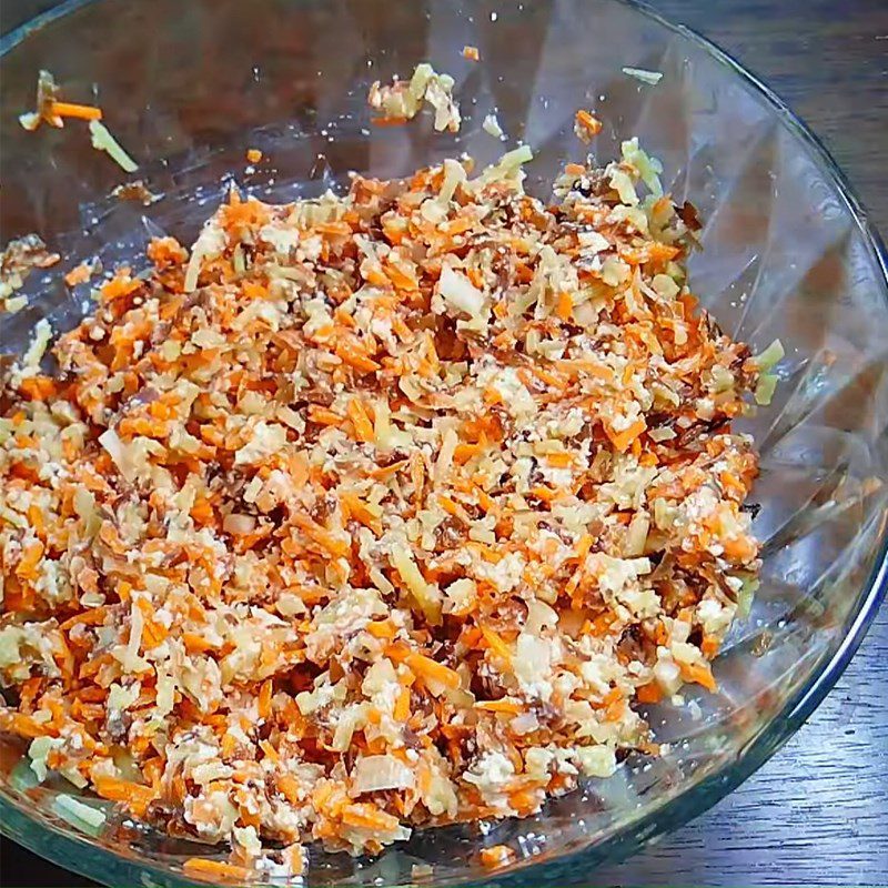 Step 2 Mix the spring roll filling for vegetarian spring rolls with tofu skin