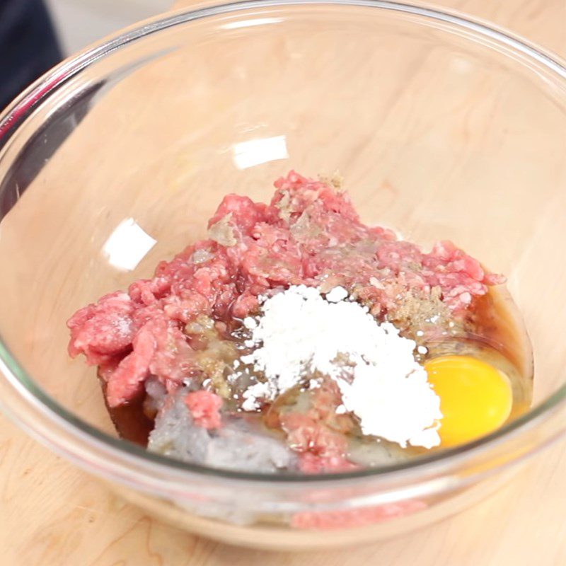 Step 3 Mix shrimp meat filling for shrimp meatballs