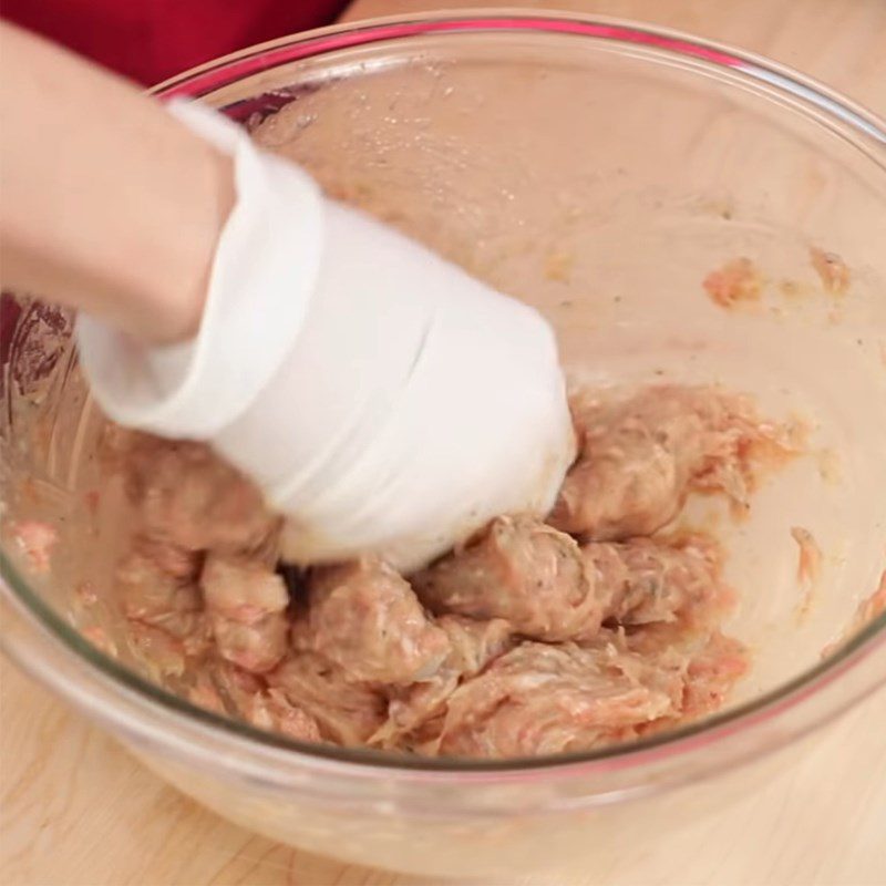 Step 3 Mix shrimp meat filling for shrimp meatballs
