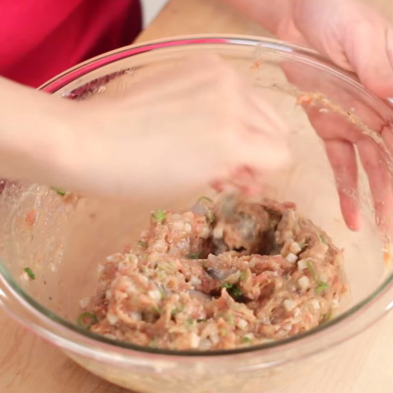 Step 3 Mix shrimp meat filling for shrimp meatballs