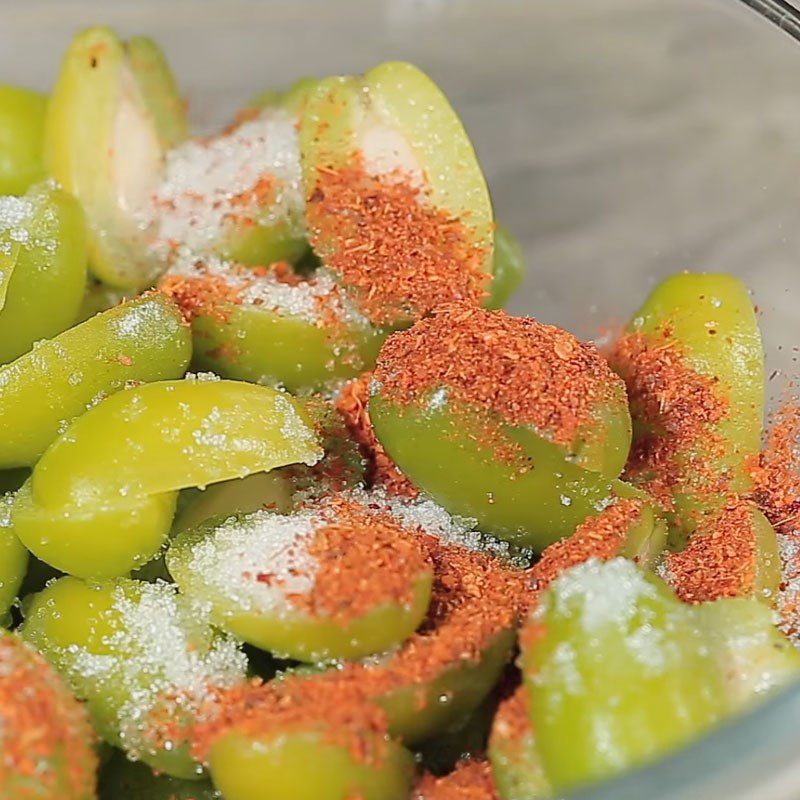 Step 3 Mix the sour starfruit Sour starfruit with chili salt