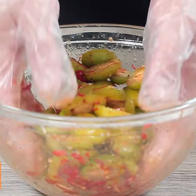 Step 3 Mix the sour starfruit Sour starfruit with chili salt