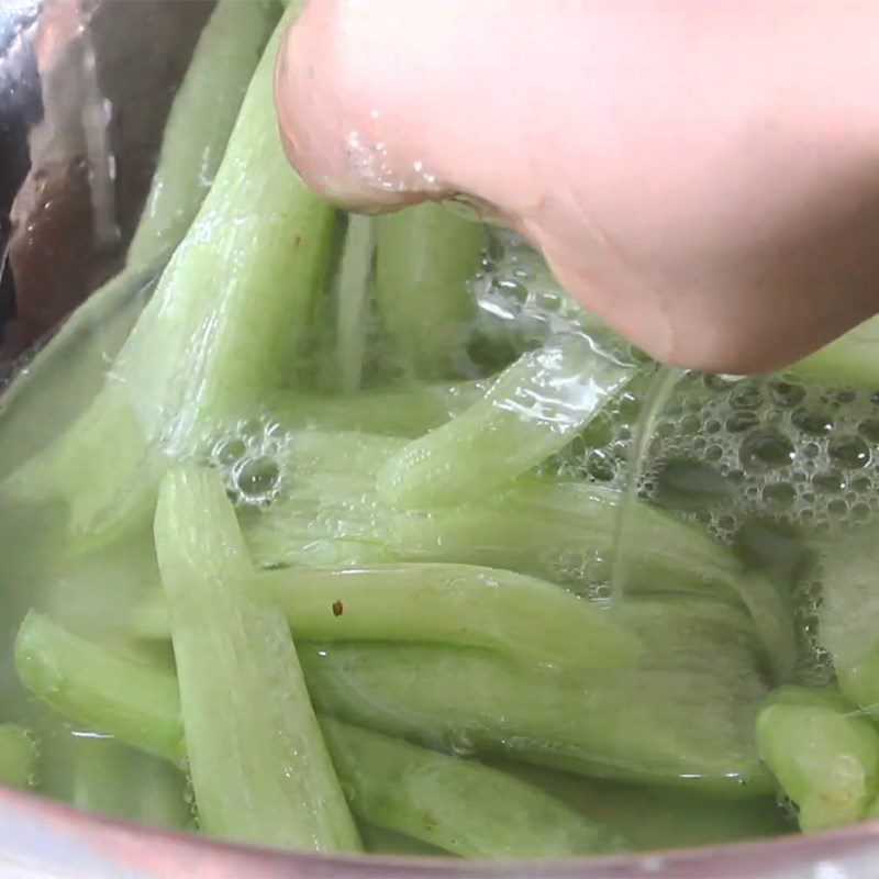 Step 4 Mixing the salad with jute