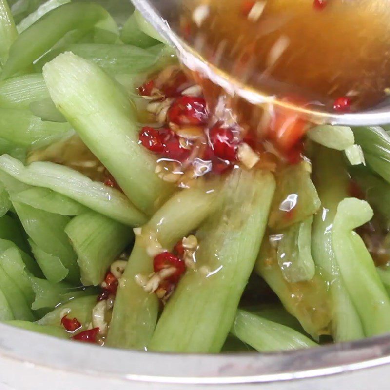 Step 4 Mixing the salad with jute