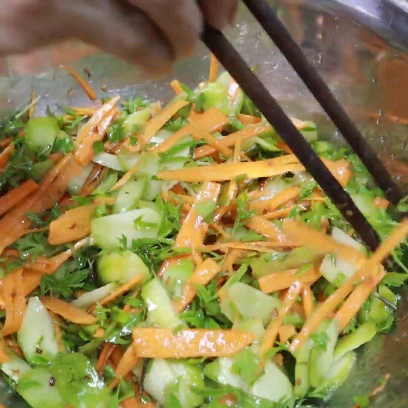 Step 4 Mix the vegetables Vegetarian rib salad with young starfruit
