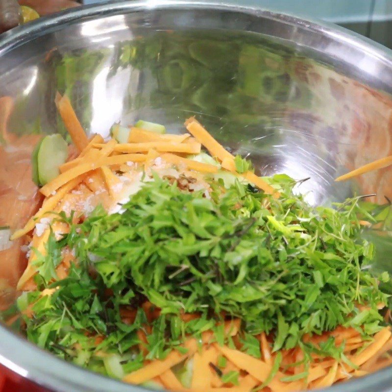 Step 4 Mix the vegetables Vegetarian rib salad with young starfruit