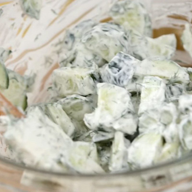 Step 3 Mix the salad for cucumber salad with cream sauce