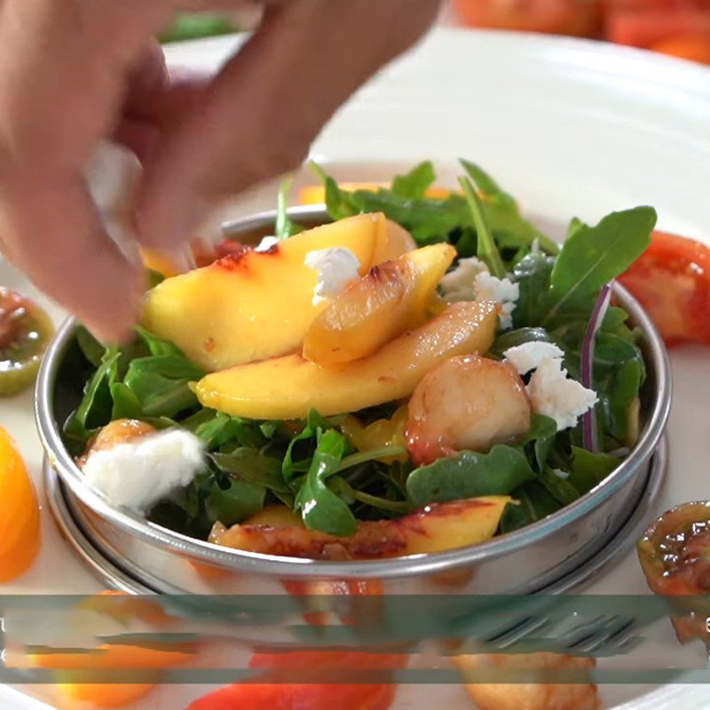 Step 6 Mix salad Spicy peach sauce salad
