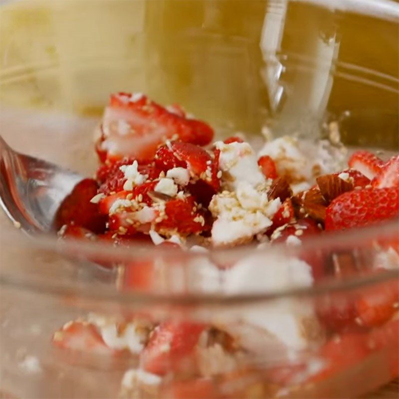 Step 5 Mix the salad for spinach strawberry almond salad