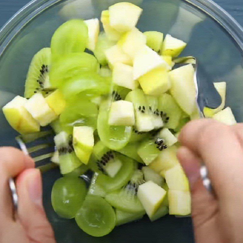 Step 2 Mix the salad for Green Kiwi Fruit Salad