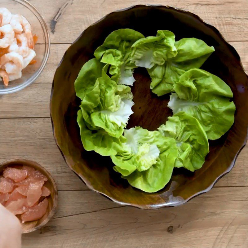 Step 4 Mix salad Grapefruit shrimp salad with walnut