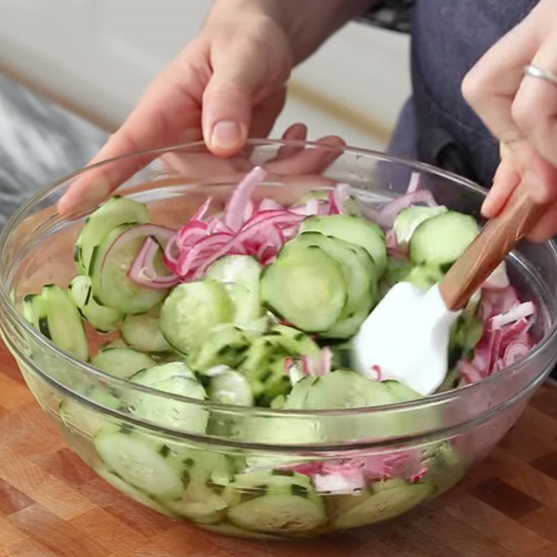 Step 4 Mix the salad Cucumber salad with vinegar dressing