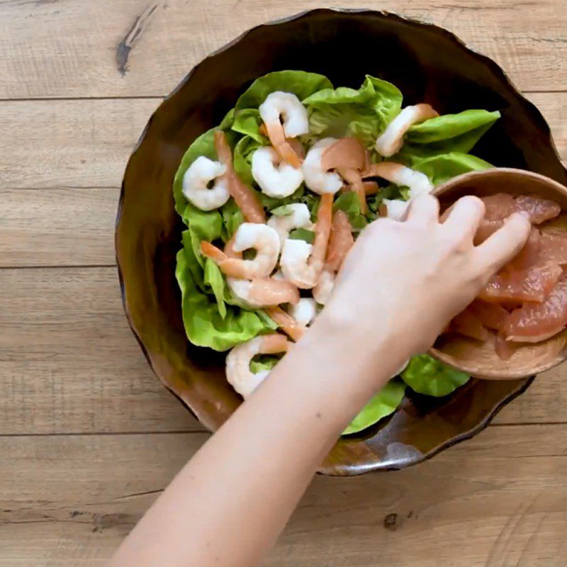 Step 4 Mix salad Grapefruit shrimp salad with walnut