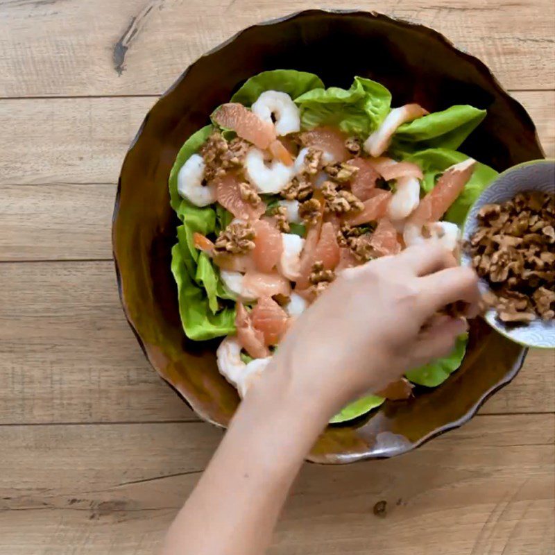 Step 4 Mix salad Grapefruit shrimp salad with walnut