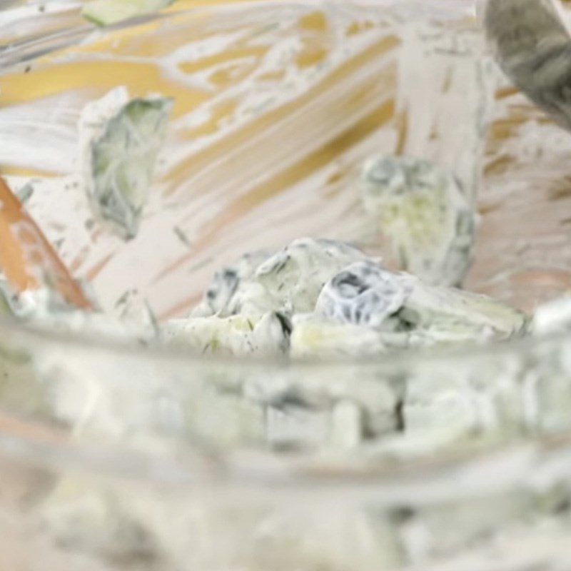 Step 3 Mix the salad for cucumber salad with cream sauce