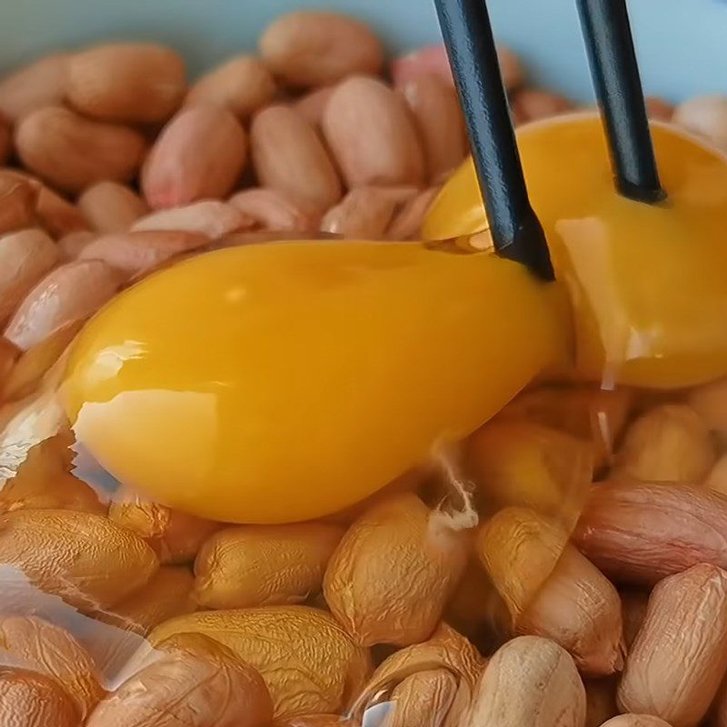 Step 2 Mix the eggs with the peanuts Crispy fried peanuts with seasoning