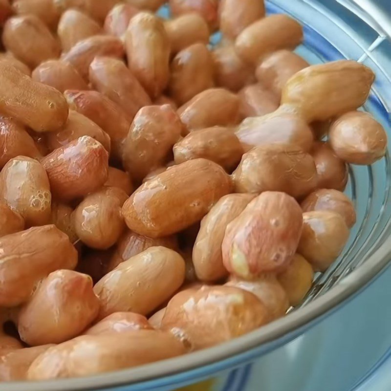 Step 2 Mix the eggs with the peanuts Crispy fried peanuts with seasoning