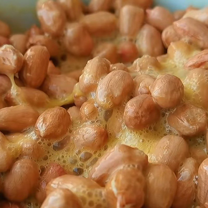 Step 2 Mix the eggs with the peanuts Crispy fried peanuts with seasoning