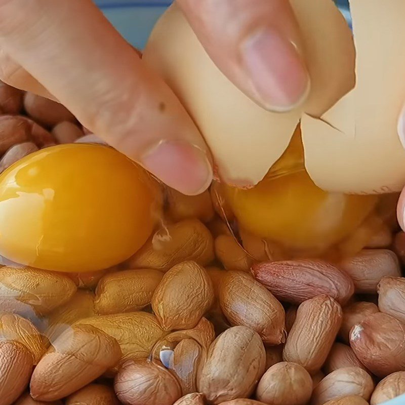 Step 2 Mix the eggs with the peanuts Crispy fried peanuts with seasoning