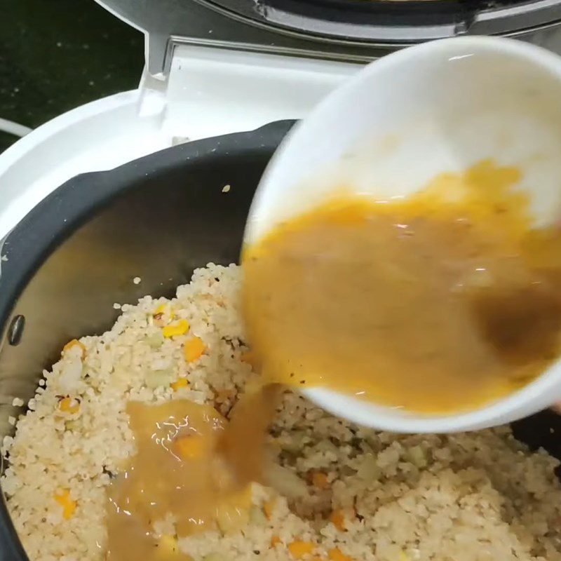 Step 4 Mix the eggs with the quinoa vegetable mixture cooked in a rice cooker