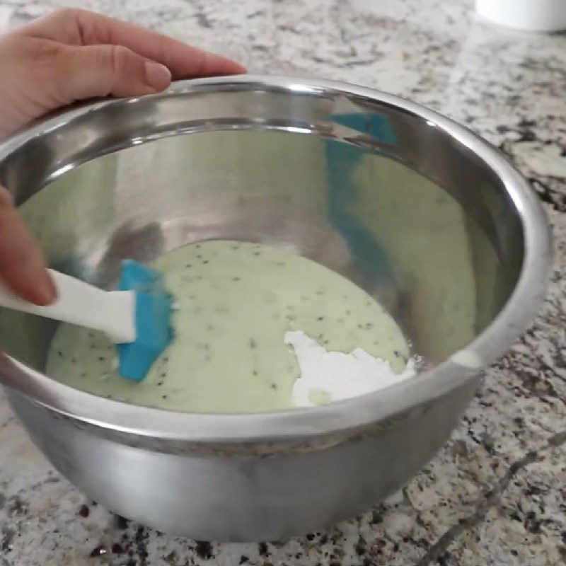 Step 2 Mix and cook the kiwi mixture with tapioca flour for kiwi bubble tea