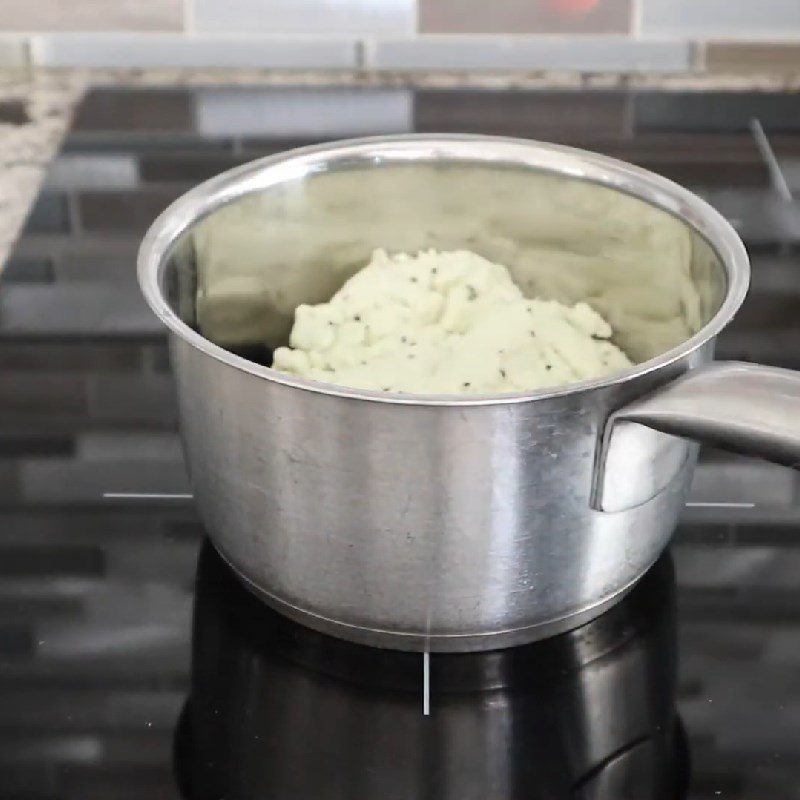 Step 2 Mix and cook the kiwi mixture with tapioca flour for kiwi bubble tea