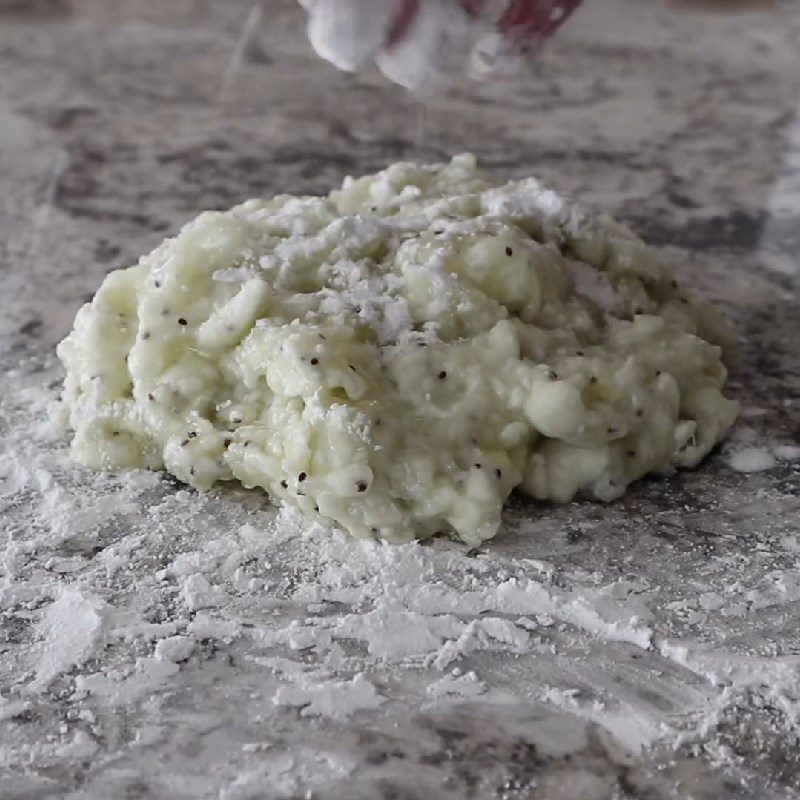 Step 2 Mix and cook the kiwi mixture with tapioca flour for kiwi bubble tea