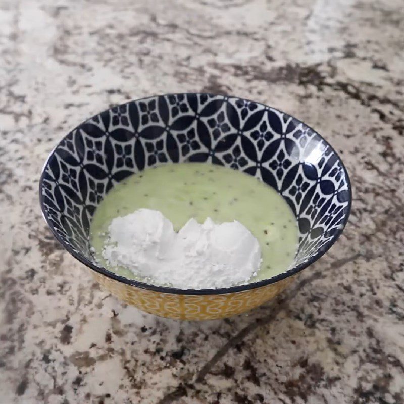 Step 2 Mix and cook the kiwi mixture with tapioca flour for kiwi bubble tea