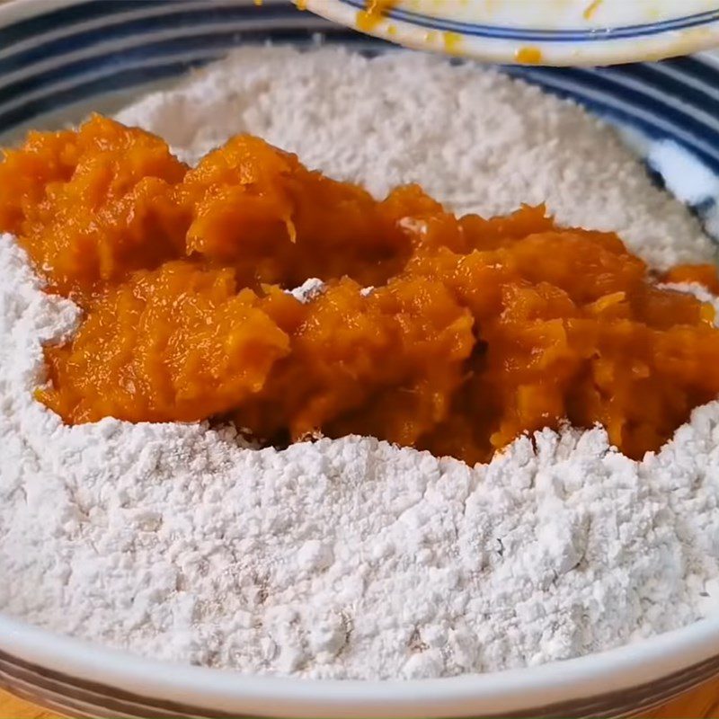 Step 4 Mix and knead the pumpkin dough Pumpkin cake with peanut filling