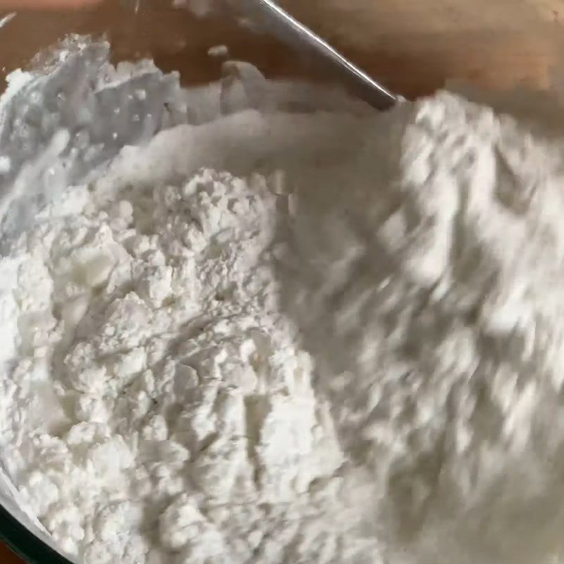 Step 3 Mix and knead the dough for the cake skin for black sesame glutinous rice balls