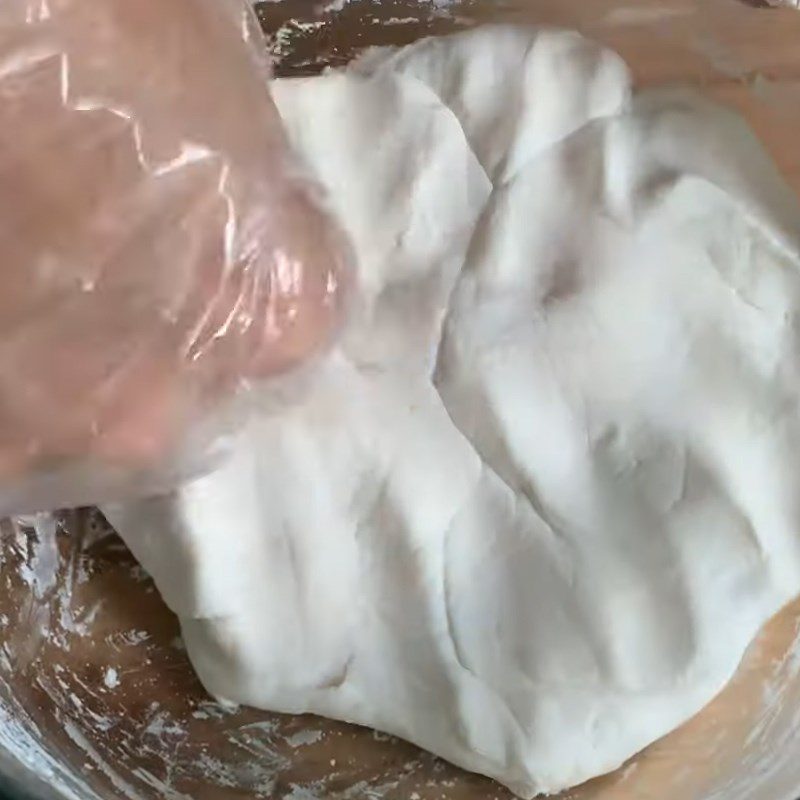 Step 3 Mix and knead the dough for the cake skin for black sesame glutinous rice balls