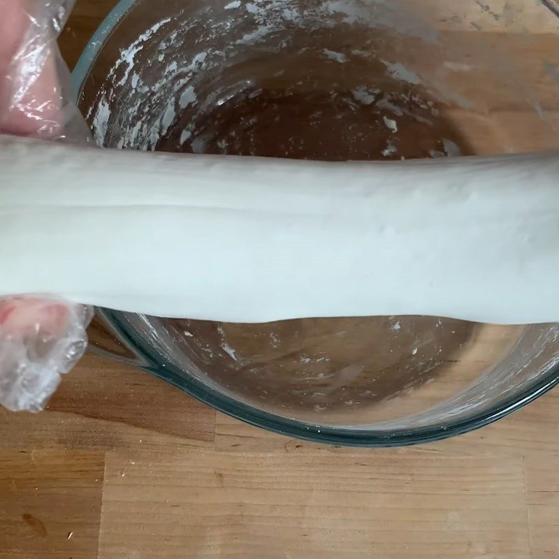 Step 3 Mix and knead the dough for the cake skin for black sesame glutinous rice balls