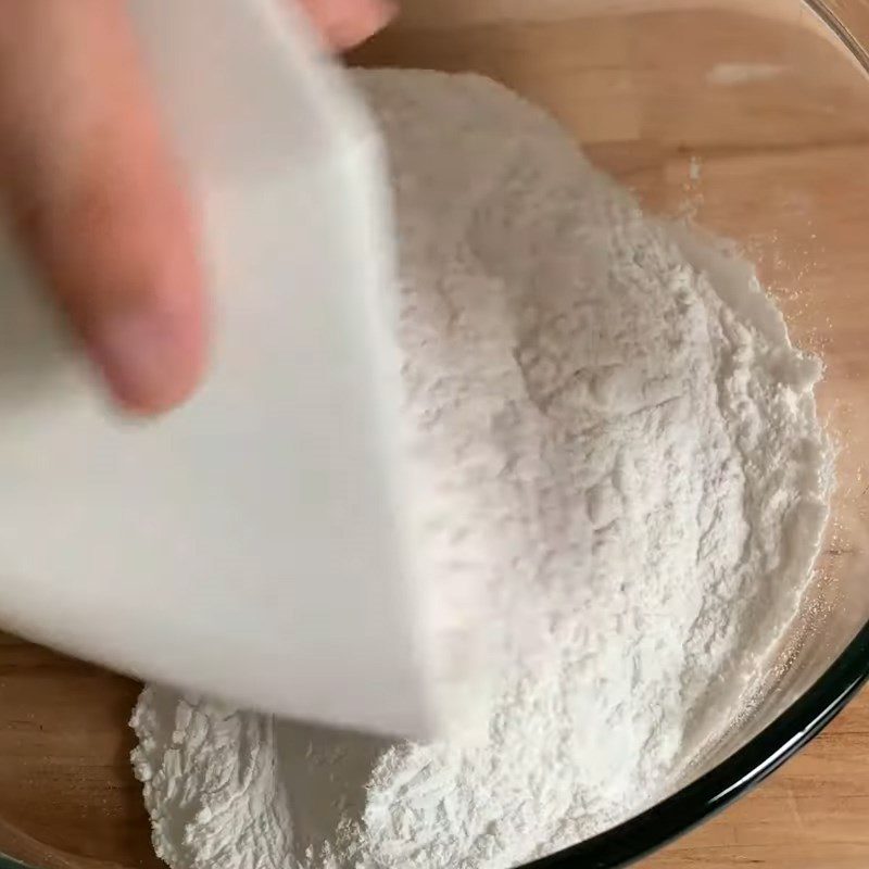 Step 3 Mix and knead the dough for the cake skin for black sesame glutinous rice balls