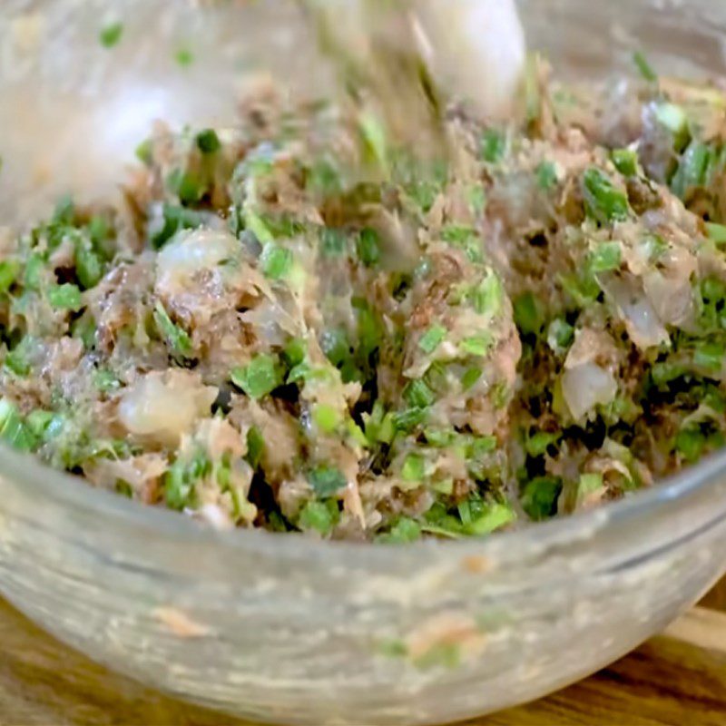 Step 3 Mixing and marinating shrimp and meat Wonton soup