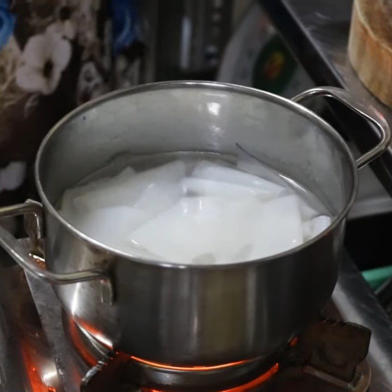 Step 6 Blanch the Hủ tiếu Hủ tiếu hồ