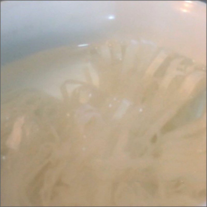 Step 2 Blanch the Rice Noodles for Tomato Egg Rice Noodles