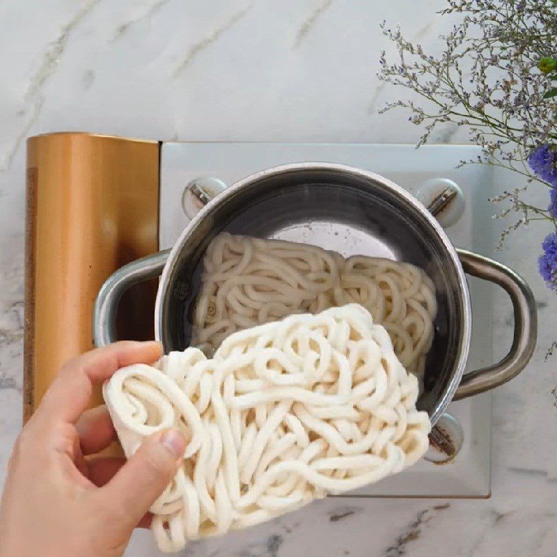 Step 6 Blanch the udon noodles Seafood stir-fried udon