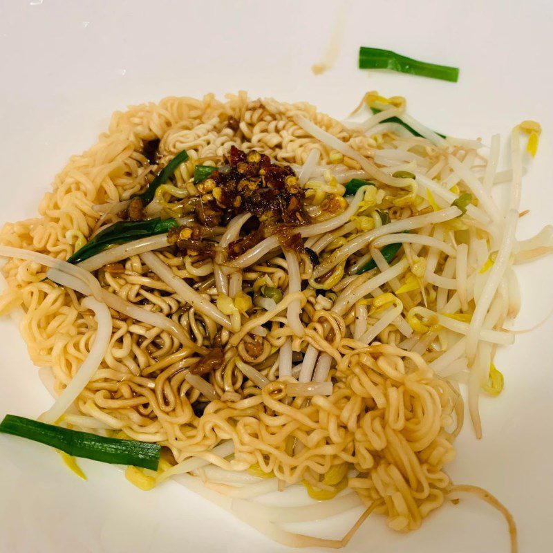 Step 7 Blanching noodles and rice vermicelli Dry rice vermicelli and noodles (recipe shared by user)