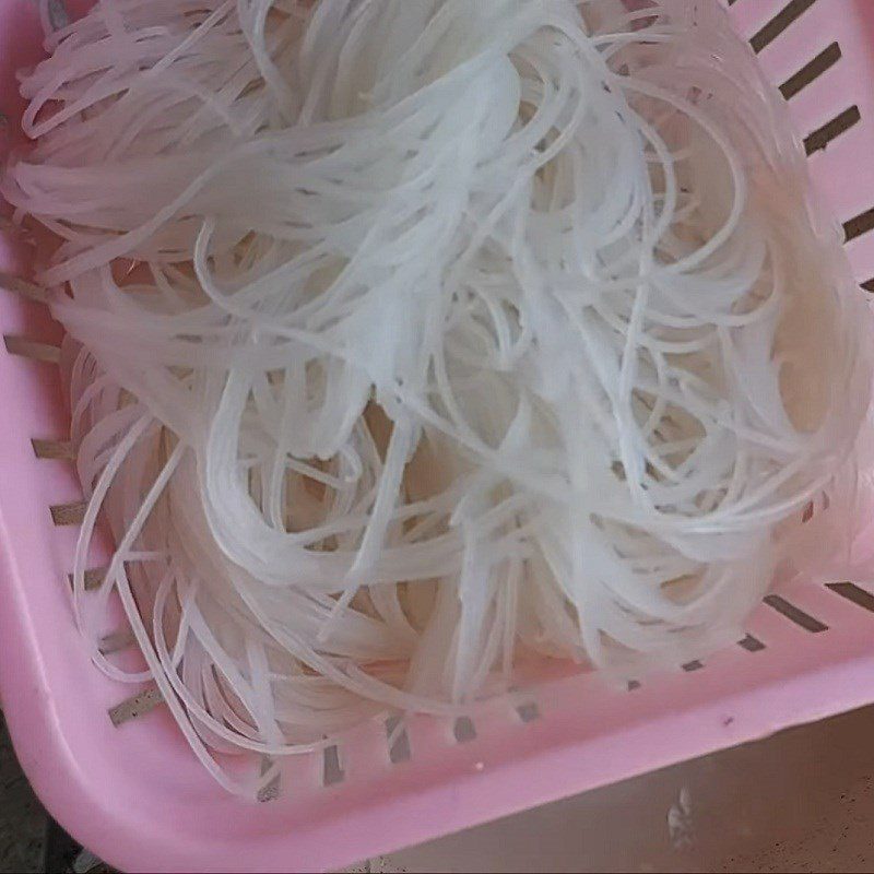 Step 4 Blanching noodles and rice noodles Dry rice noodles