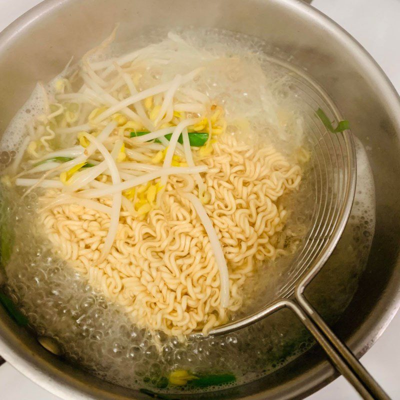 Step 7 Blanch the noodles and rice vermicelli Dry noodle soup (recipe shared by user)