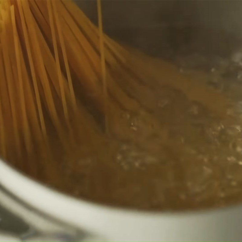 Step 2 Blanching spaghetti for Spaghetti Aglio e Olio with octopus